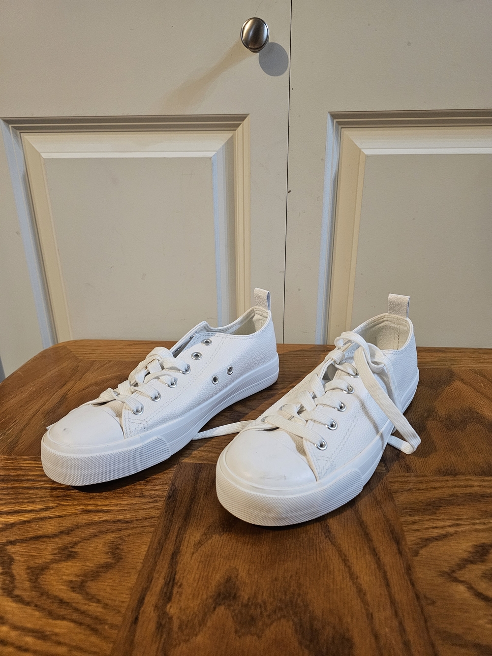 Classic White Vegan Leather Low-Top Sneakerssz 8